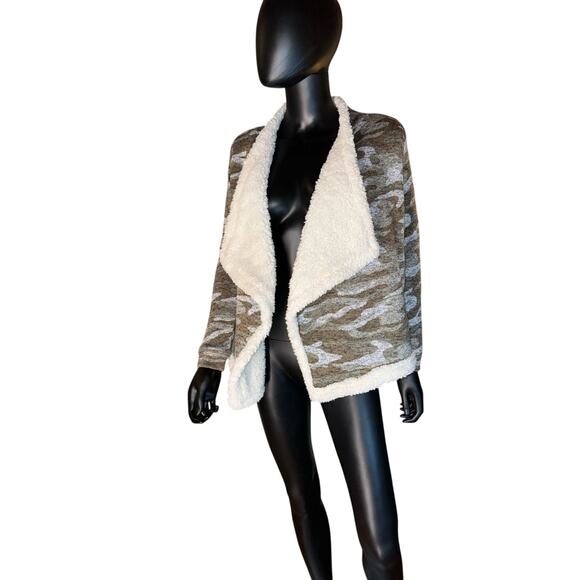 Derek Heart Camo Cardigan Soft Fuzzy Lining S NWOT - Picture 2 of 7